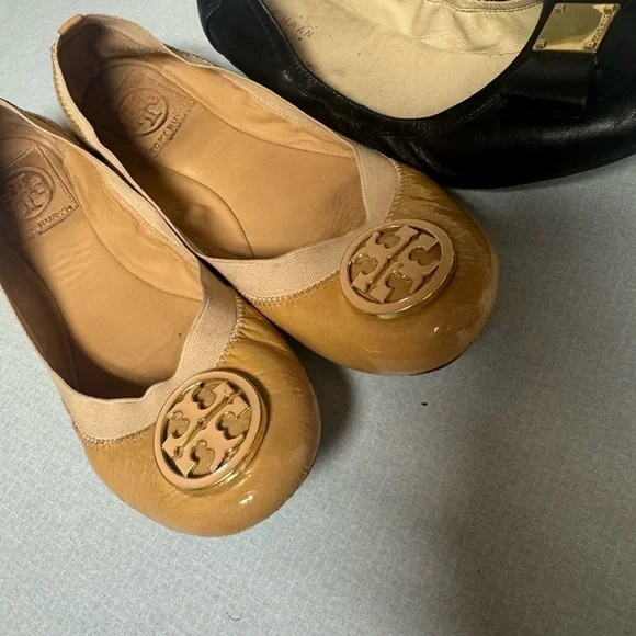 Tory Burch Black and Tan Leather Flats with Logo Medallion - Picture 3 of 12